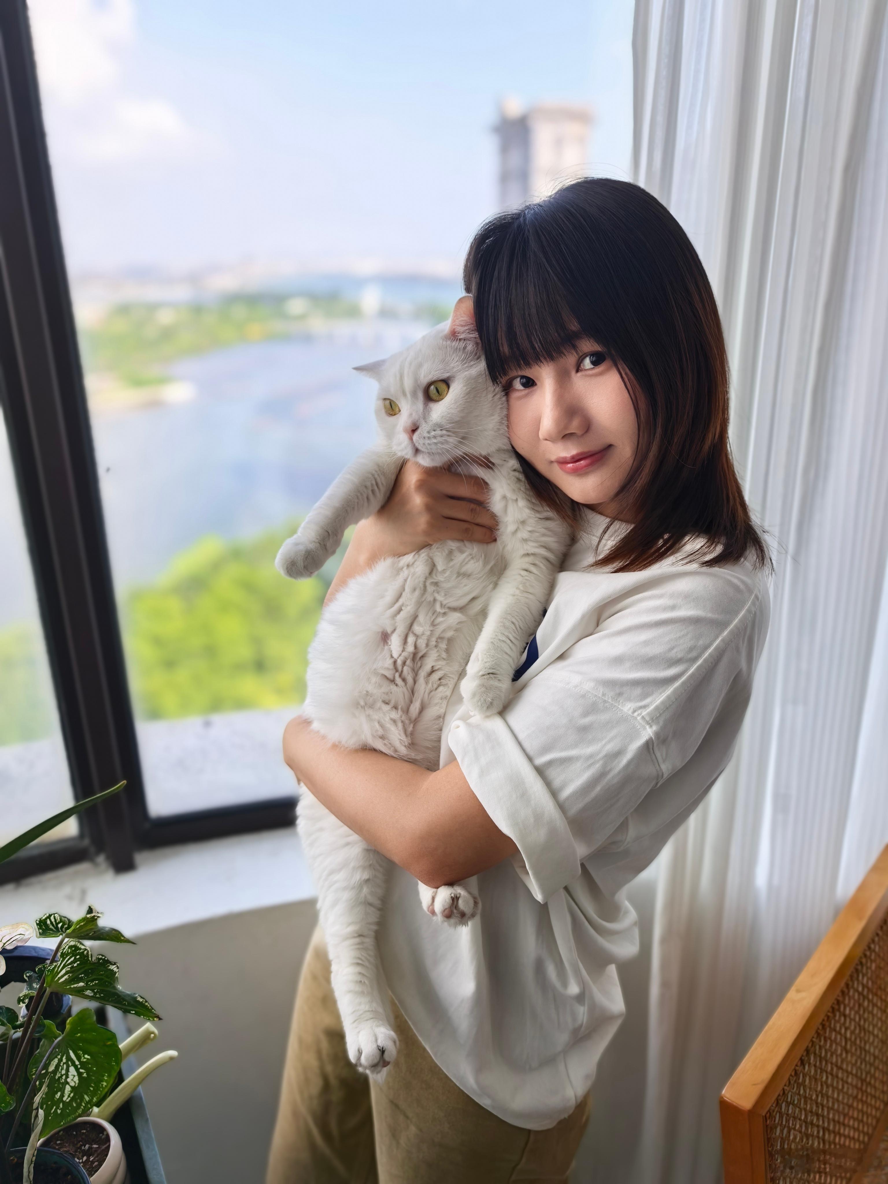 家里两只猫关系真差啊，我想抱着它们俩拍个照，江小白一直动不愿意，林妹妹一直生气咕