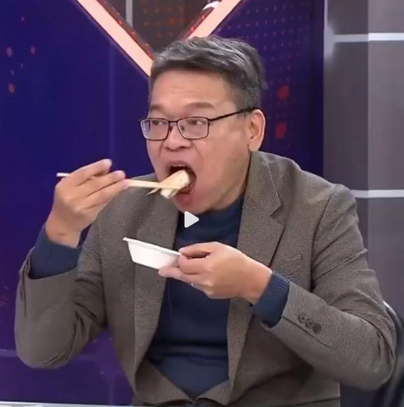 现在台湾岛内那些绿色媒体电视台节目主持人和嘉宾都在当吃播了，他们纷纷在节目里炫耀