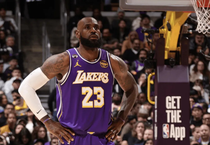 勒布朗·詹姆斯目前年薪超5000万美金，但到明年夏天可就说不准了。本赛季詹姆斯出