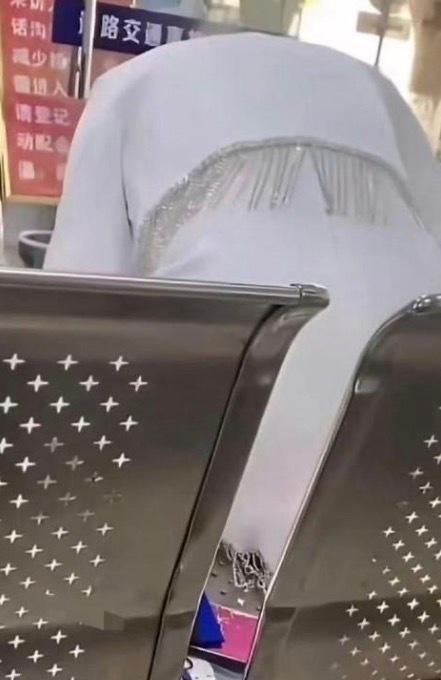 这谁设计的椅子呀，这下可尴尬了😳😳😳