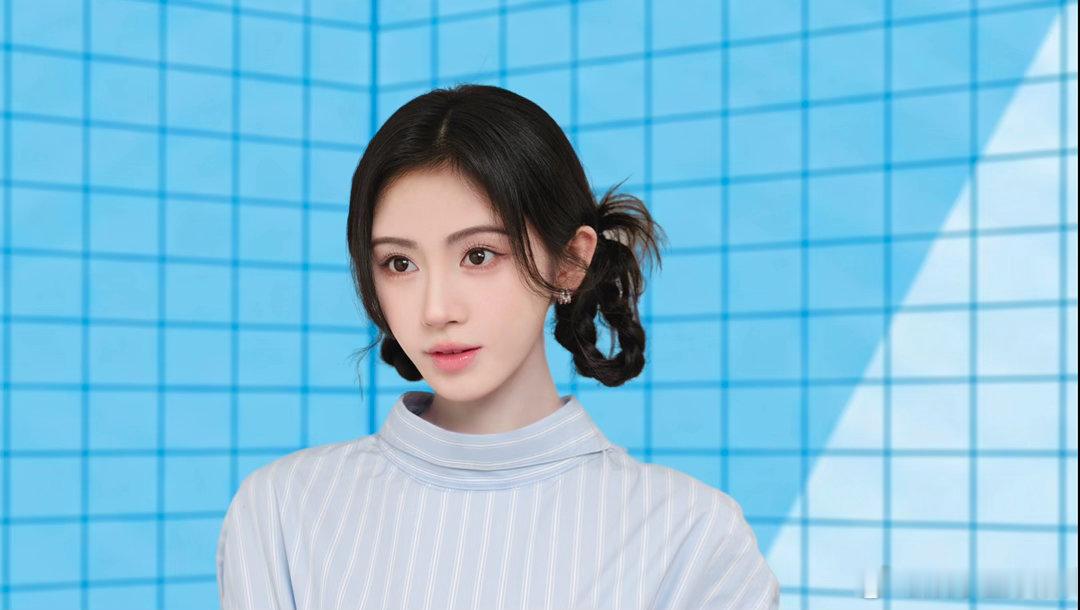 鞠婧祎的美不止一面双丸子的鲜活元气，蓝钻礼服的温柔璀璨，风格随心切换。好物加持