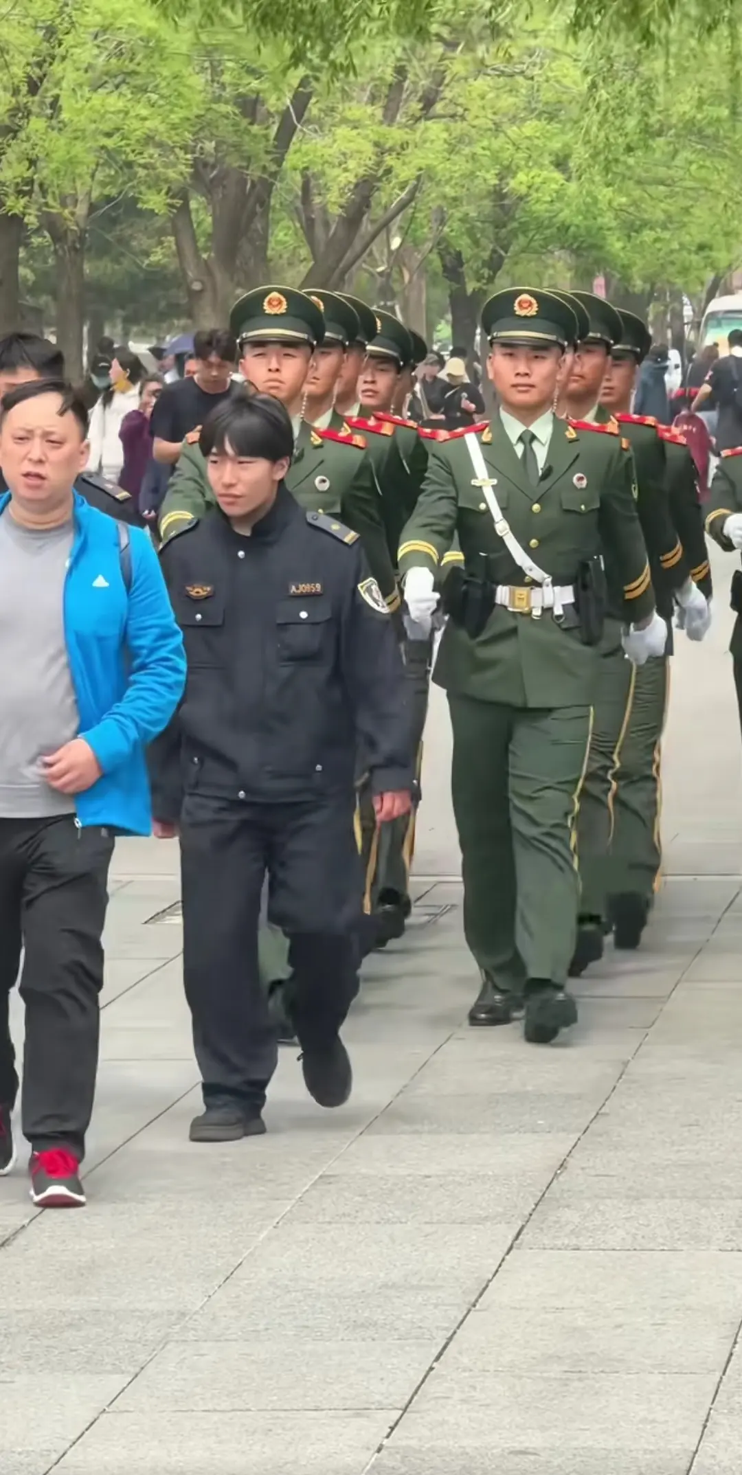 什么情况，前面是保安吗？