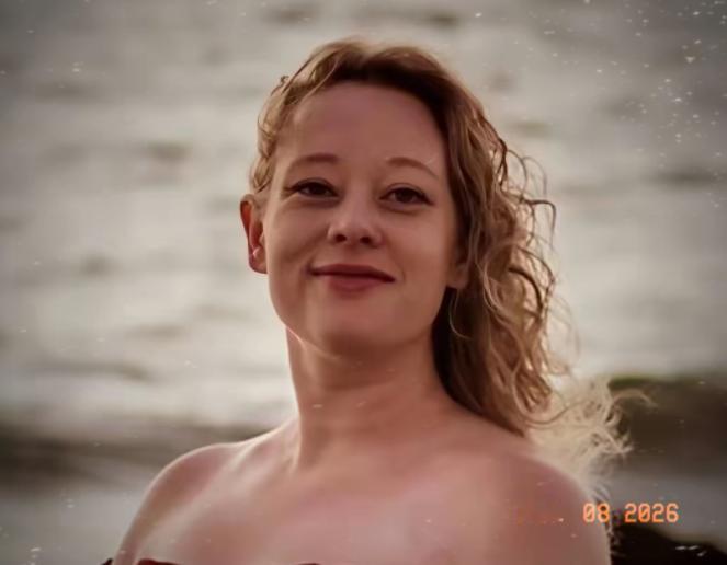 特朗普这次没法收场了，美国街头被击毙的37岁白人女性雷尼，真是buff叠