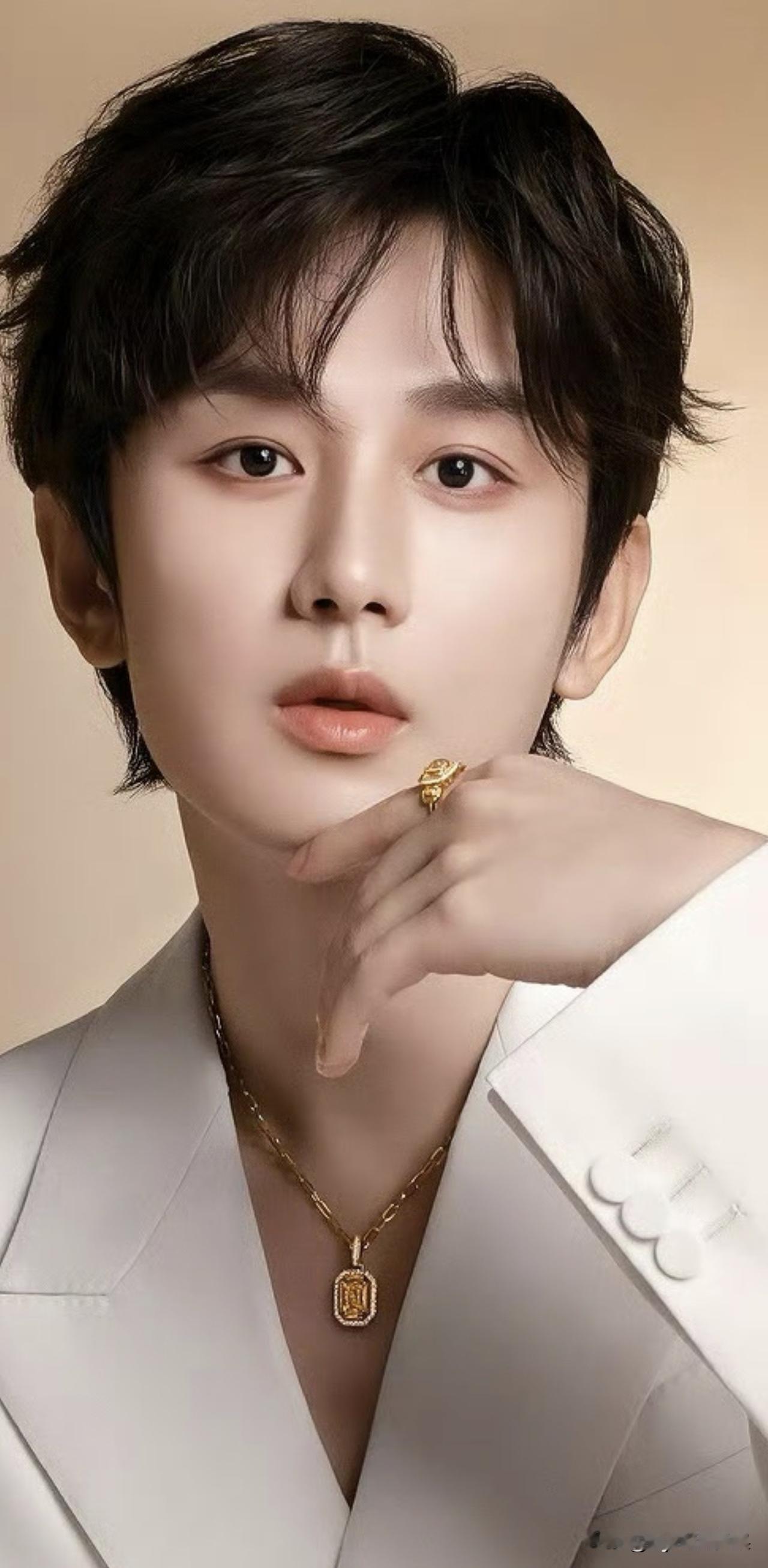 六福珠宝把成毅拍得我一时不知道看哪里了！成毅把手指放在唇上，我是看哪里呢？看手