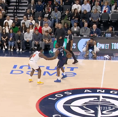 伦纳德经典拜佛投篮！连续胯下摆脱对手。再来一招拜佛晃飞对手。最后撤步后仰，