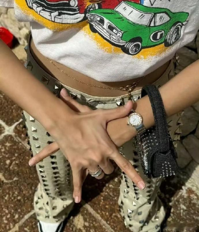 Lisa这裤子坐着会舒服吗？不会屁股痛吗