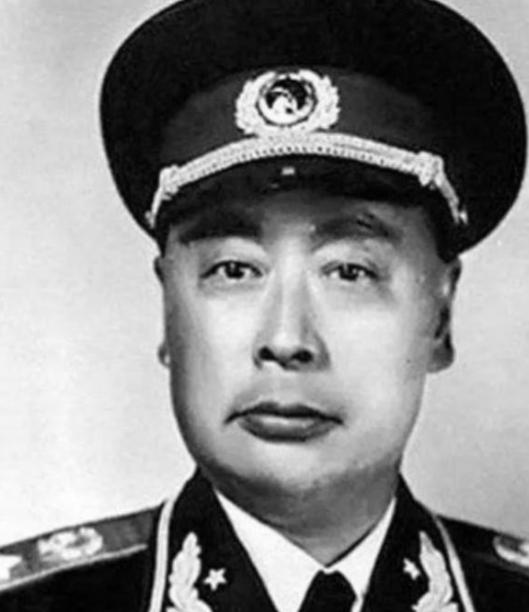 1955年，全军授衔之前，刘少奇反对给陈毅授元帅军衔，周恩来听闻此事后“电话力保