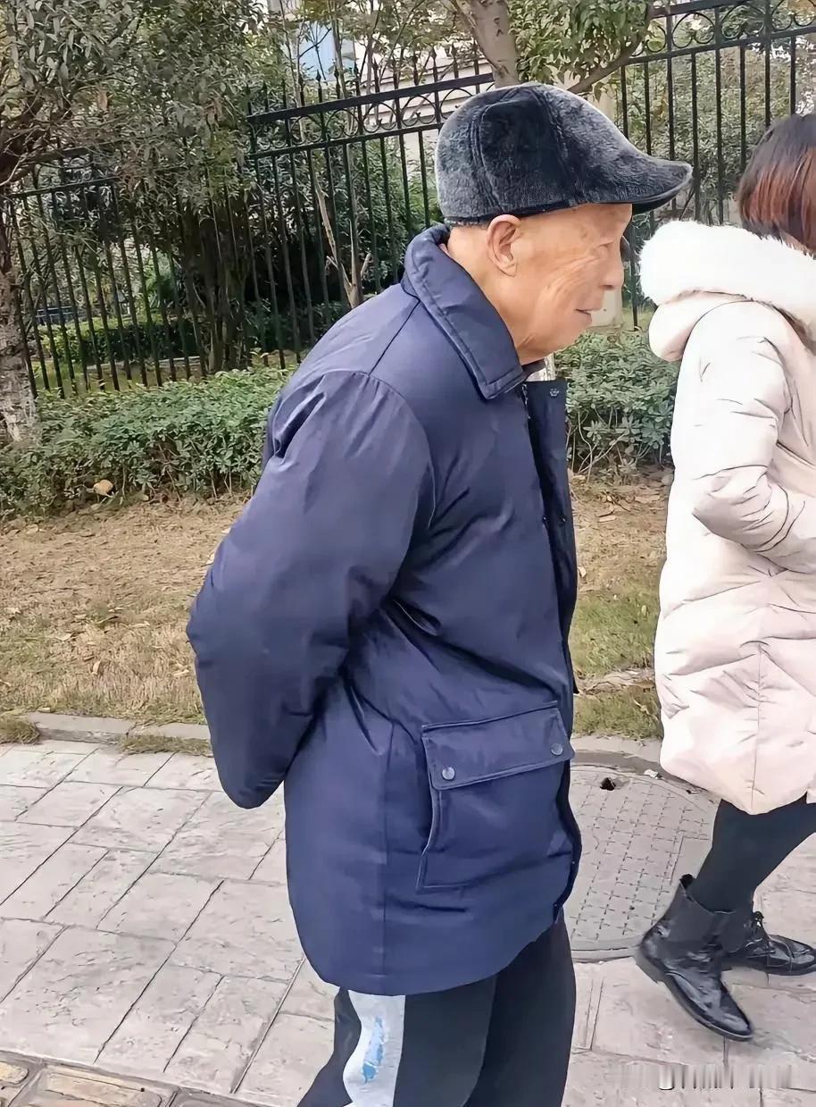 父亲在刚过完九十岁生日时大家在一起陪他聊天，他突然跟我们说：“我只能活四十几天了