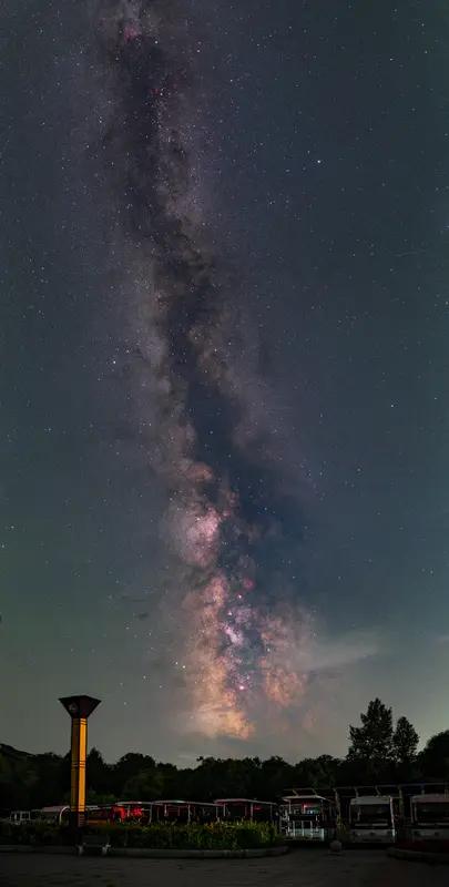 “银河渡月摘星斗，地球环日穿银河”，这两句简直把宇宙的浪漫拉满了！想象一下，在浩