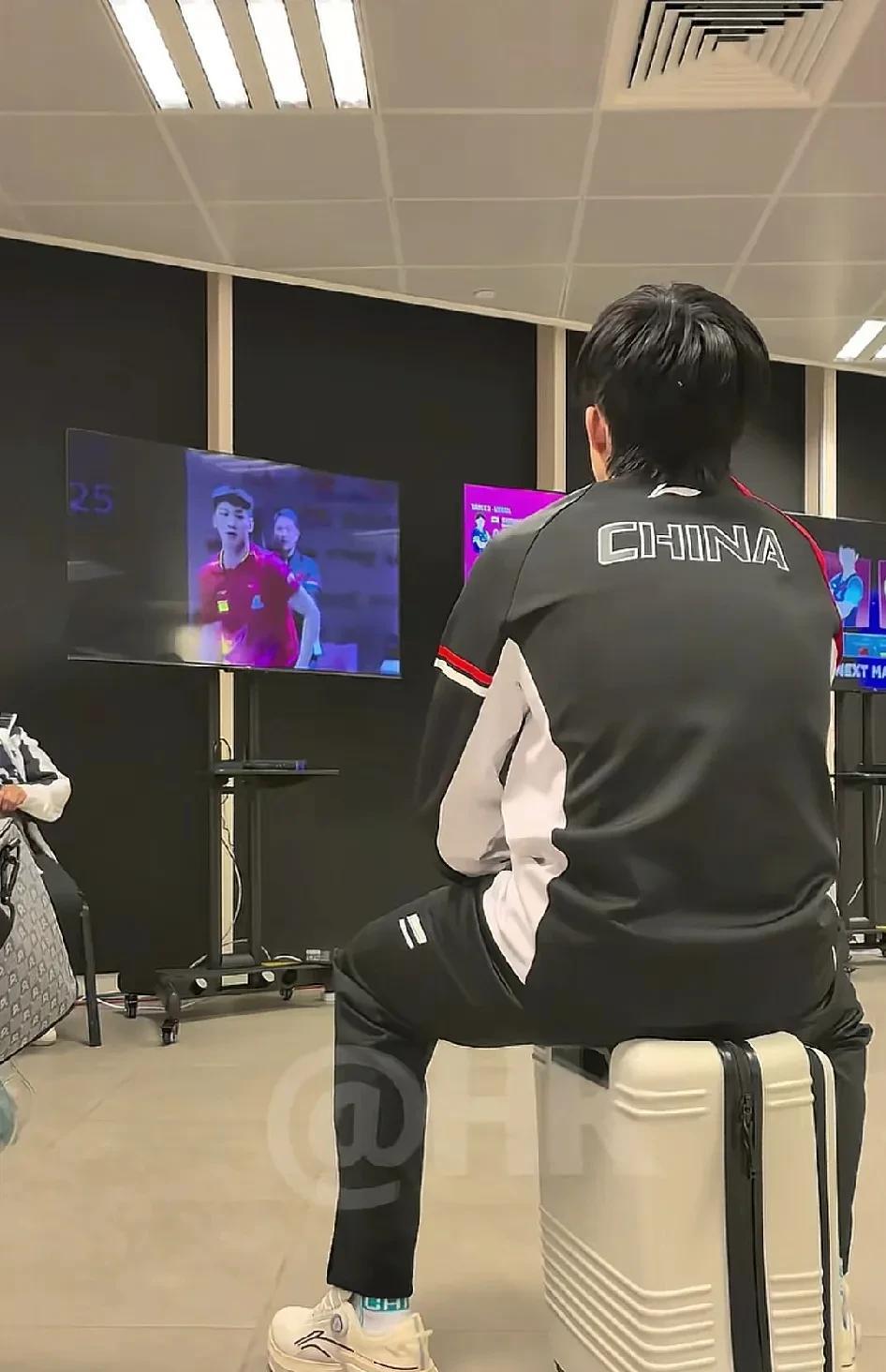 多哈世乒赛王楚钦首秀，被问这届世乒赛的目标时，王楚钦说一步一步走，看能走到哪里。