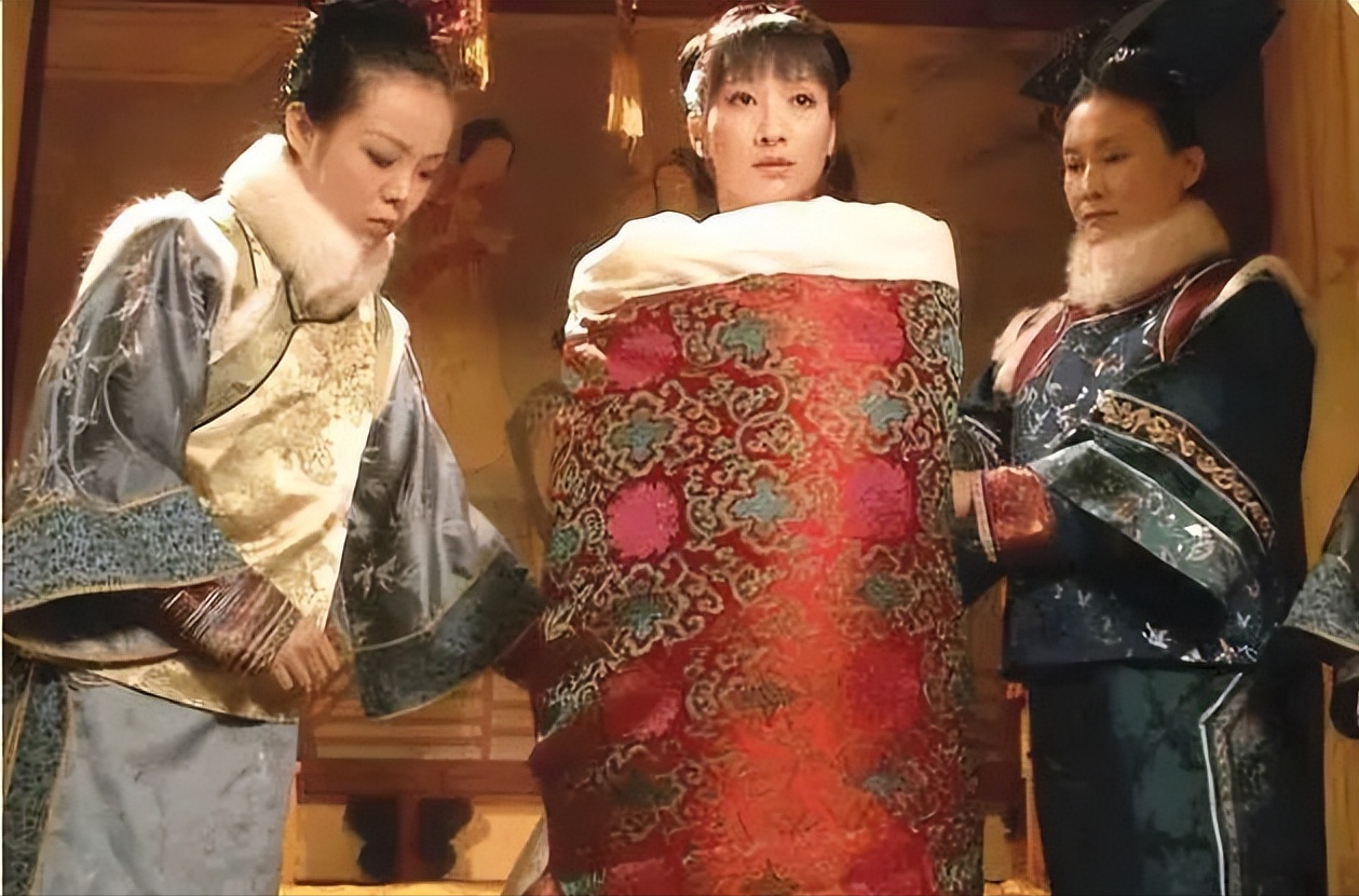 1729年，52岁的雍正招秀女马氏侍寝。晚上，马答应裹着厚被子，来到了龙床之上。