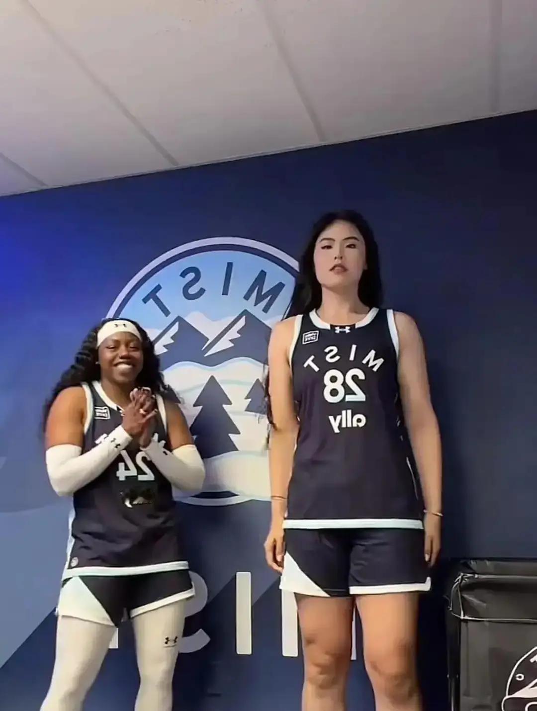 她刚刚拒绝了WNBA的百万年薪，换了一张可能一文不值的纸。这张纸，是Unr