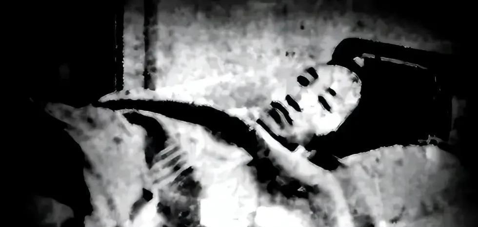 狱中，赵一曼的肚子鼓了起来，旁边的敌人拍了拍赵一曼的肚子，说：“再灌点。”灌完