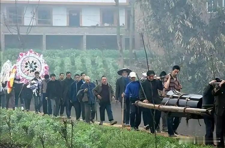 老话“父母离世后，三亲要断交”，是哪三亲？老话常说：“父母在，人生尚有来处