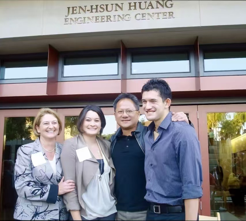 很多人说华人跟白人结婚，第三代看不出华人长相。英伟达老板黄仁勋的妻子洛丽是白人，他们的一双儿女，就几