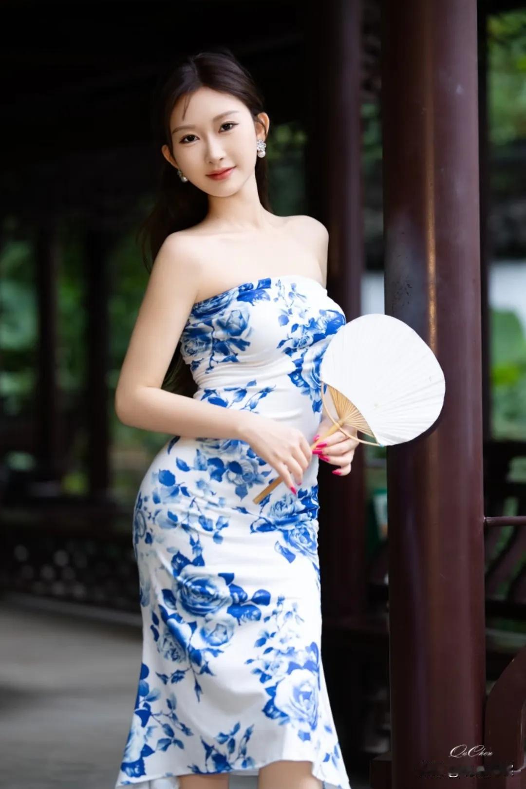 你喜欢哪一种气质的美人?像古典瓷器中盛开的现代玫瑰，矛盾却和谐得惊心动魄。