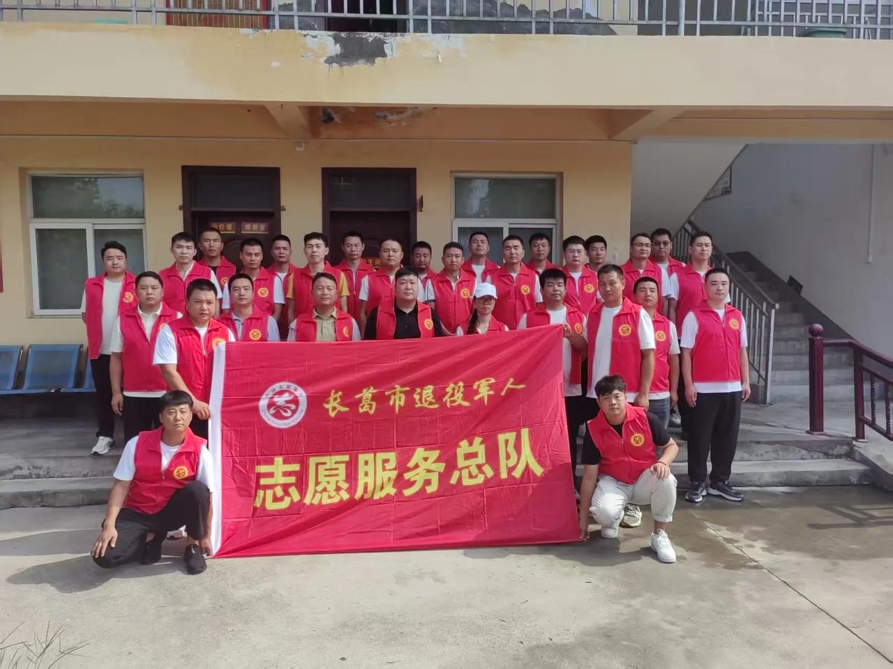 今天，我们长葛市退役军人志愿服务总队来到这家养老院，为老人们打扫卫生、洗头、洗脚