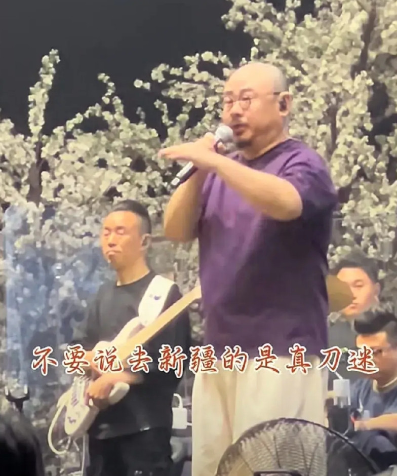 在太原演唱会上，刀郎提前向大大小小深情道别了。刀郎在全场演唱结束后，向大大小小