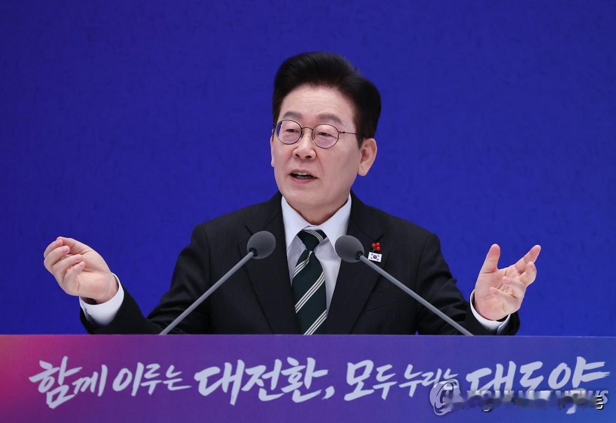 据1月22日公布的韩国民调结果，总统李在明支持率为59%，较两周前下降2个百分点