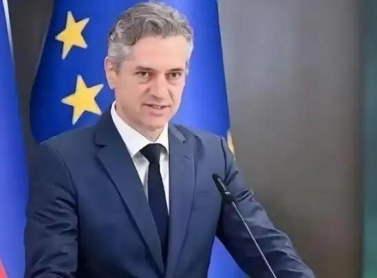 一位比利时首相曾斩钉截铁地说：“人人都想加入欧盟，没人想加入中国。”他把