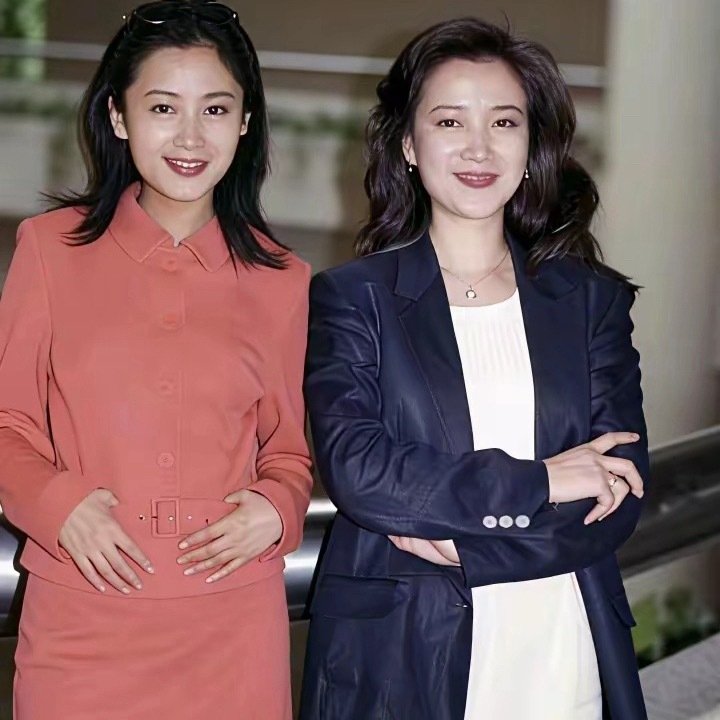 三十年前陈红与何晴同框，两位绝色美人同镜，颜值气质各有风华，难分高下。​