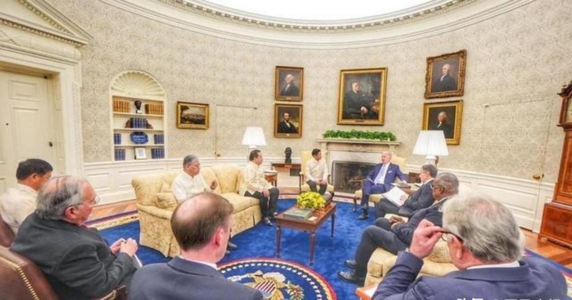 十几名菲律宾议员对着镜头公开辱骂中国驻菲大使，甚至放话要把大使列为不受欢迎的人，