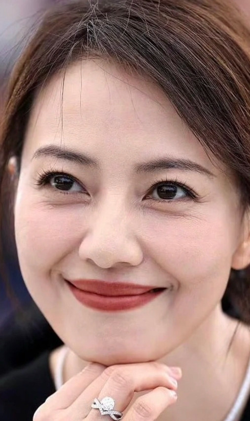 有人说高圆圆是中国第一美女，那她老了后和刘晓庆比到底谁更漂亮呢？高圆圆身高16