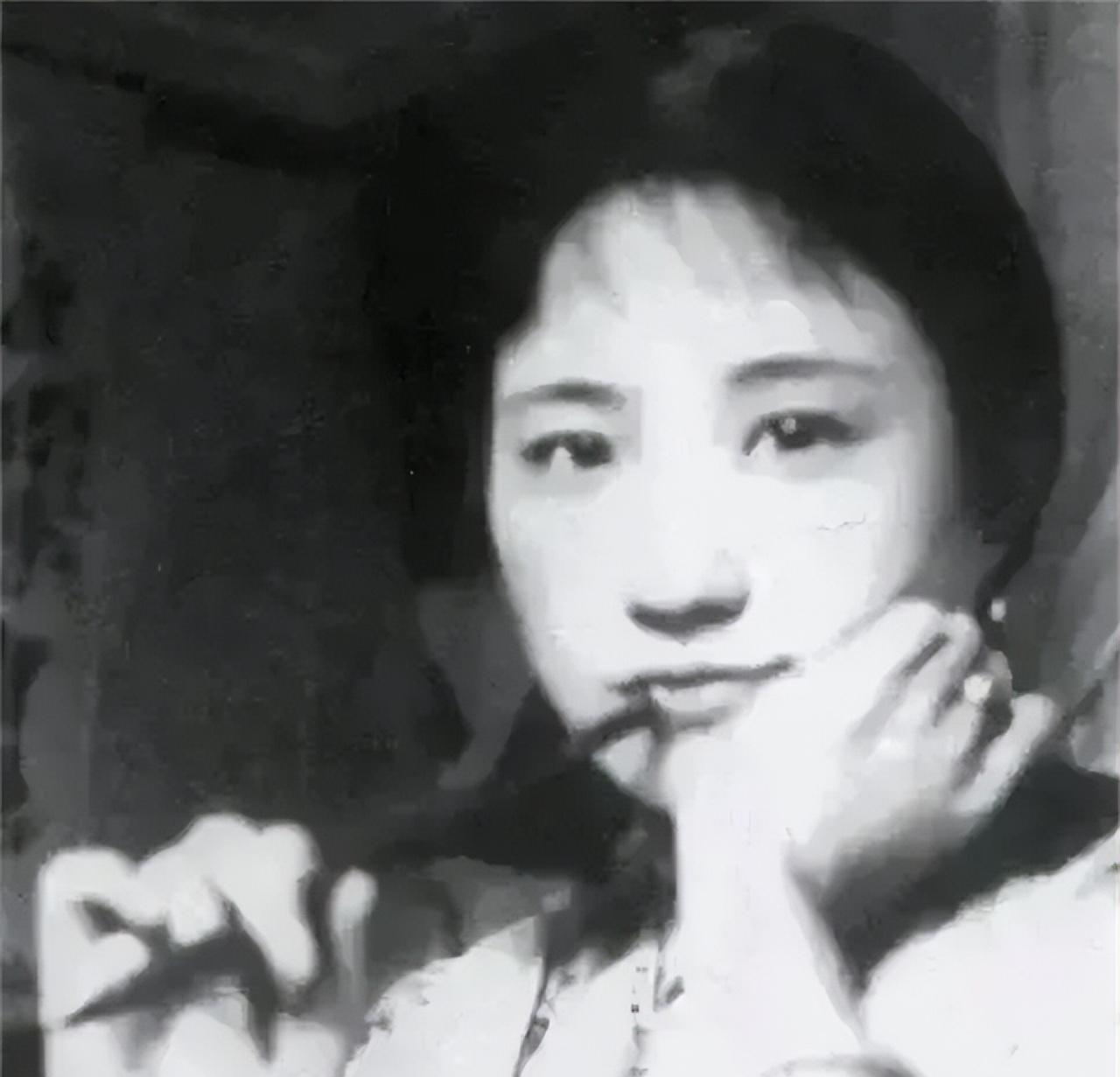 1932年，在徐志摩的葬礼上，陆小曼坚持要将徐志摩的寿衣换成西装。有人小