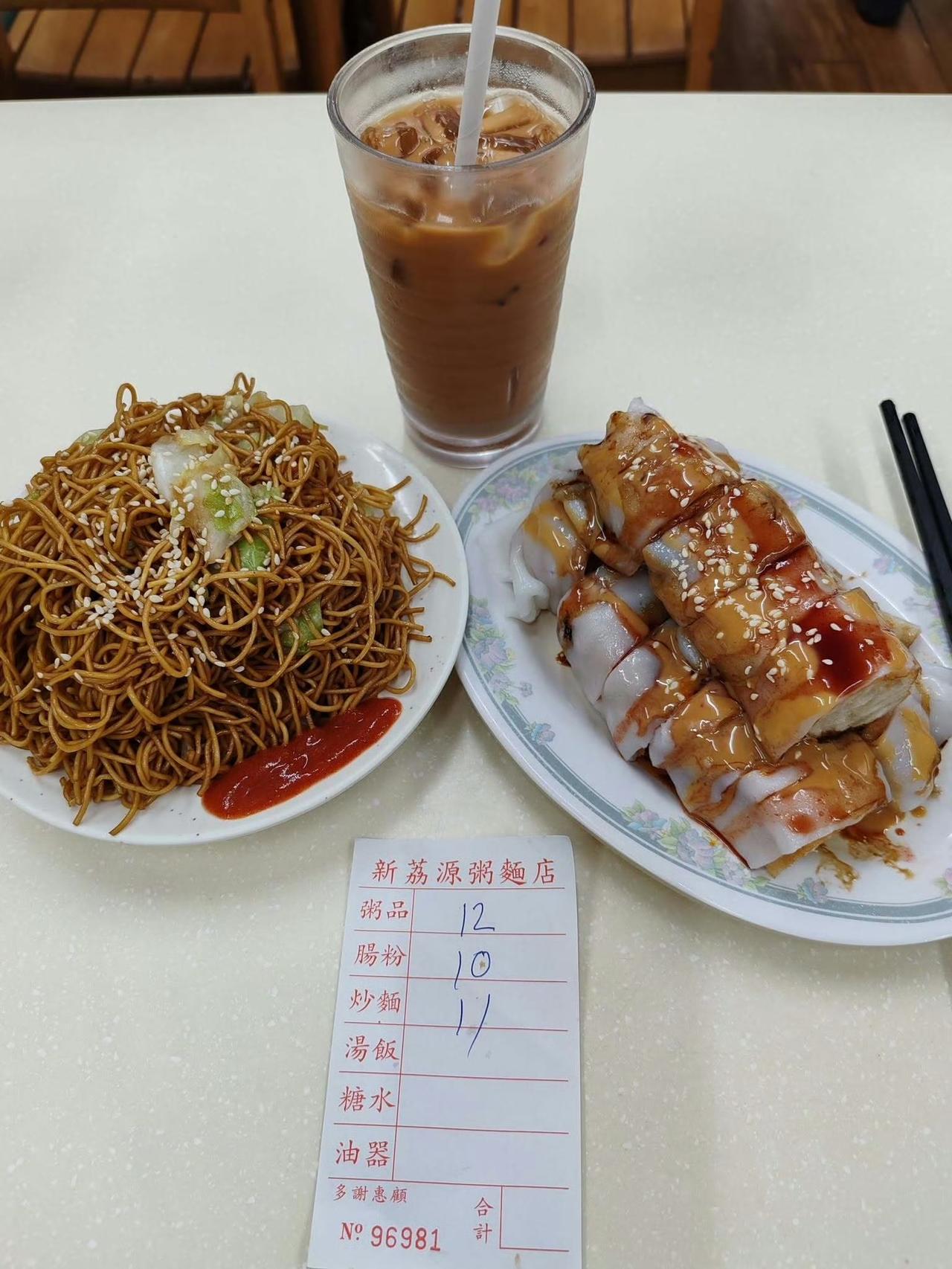 一内地游客分享香港大排档33块的早餐，看起来性价比不错，一杯冻的奶茶，一份炒