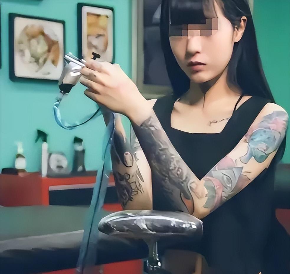 2021年，湖南一15岁女学生，入学后被老师发现胳膊有纹身，当场开除学籍不准入学