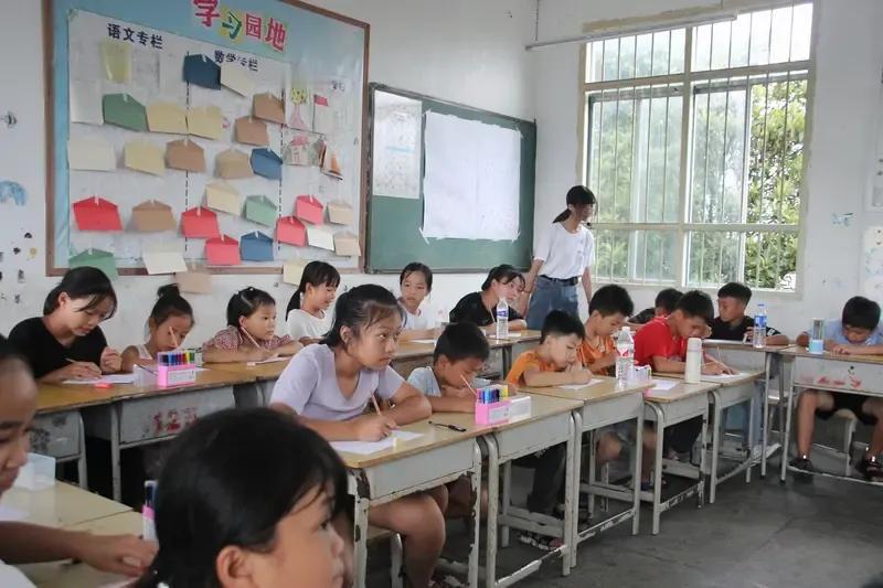 朋友说，他们学校的一位年轻的女教师最近招考进了某一行政单位，本来以为是板上钉钉的