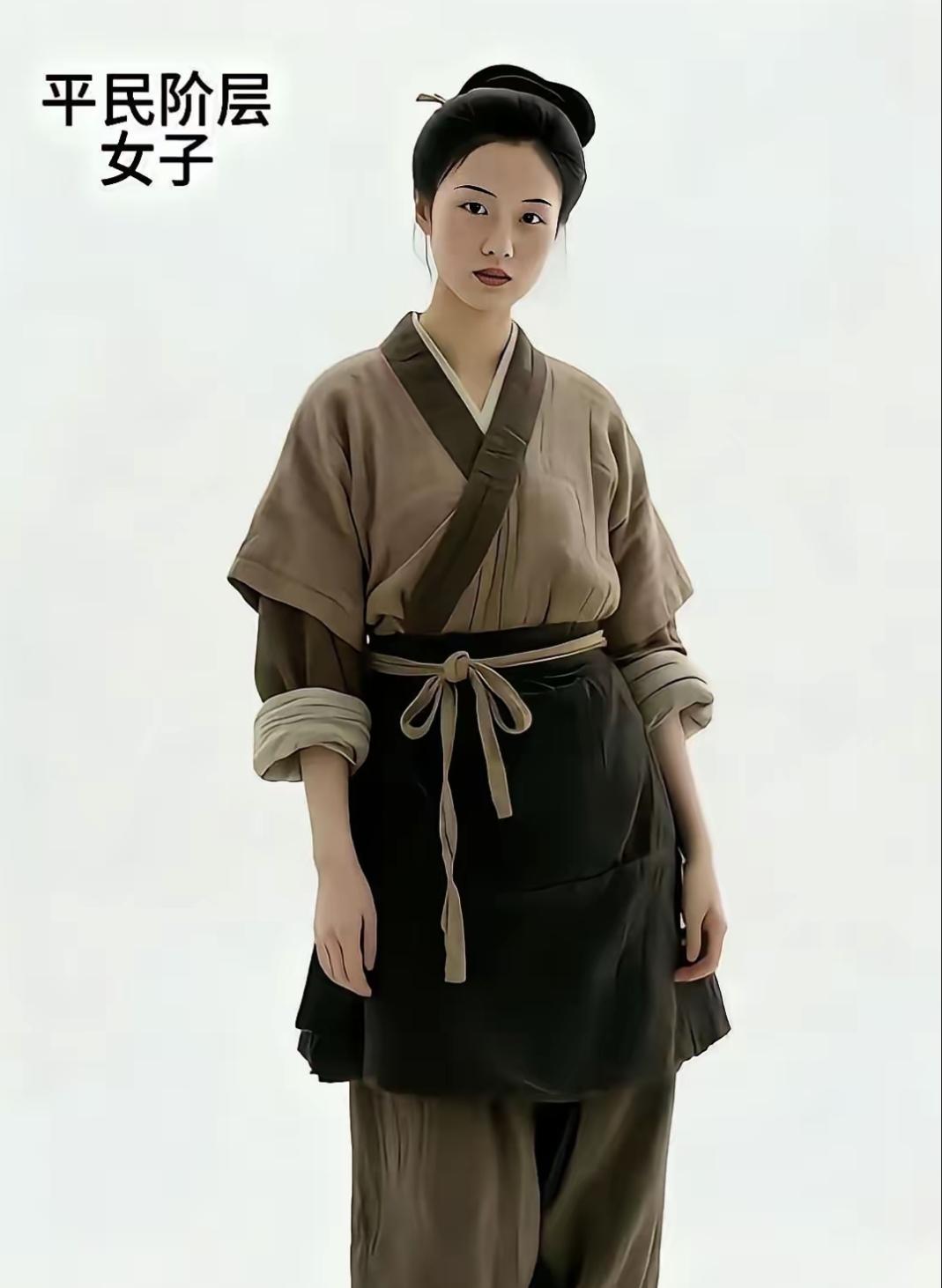 最近逛汉服市集，看见好多人穿厂字领配一排小扣子，朋友说这叫“新中式”。我翻了下手