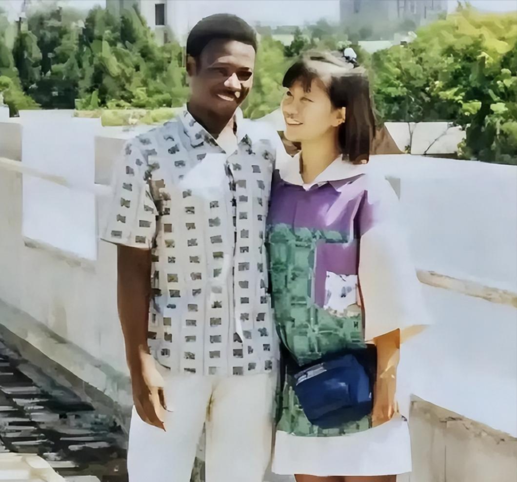 1996年，清华才女王丽红违背亲友反对，毅然嫁给一位非洲男子。20年后她回国，亲