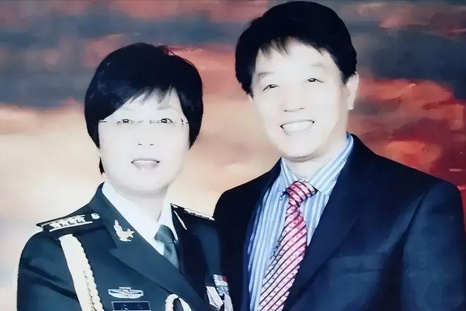 1988年，23岁的清华女研究生在火车上对一个35岁的男人一见钟情，女孩父母强烈