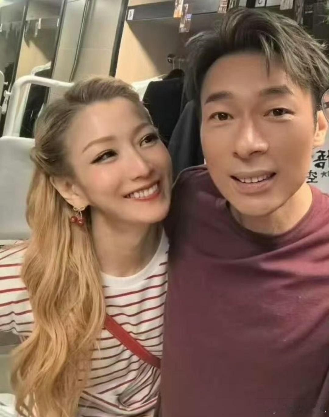 我终于想通了，郑秀文为什么死都不离开许志安。他58岁生日，郑秀文整个人缩在他怀里