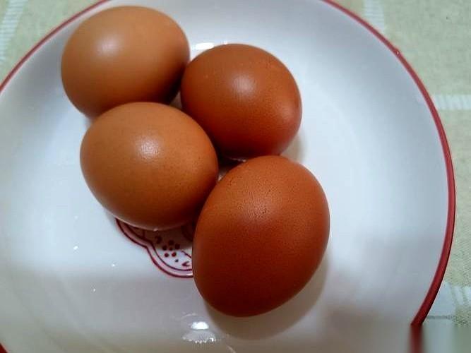 一家五口人的早饭，锅里永远只捞出来四个鸡蛋。公公拿走一个，老公剥开一个，孩子塞