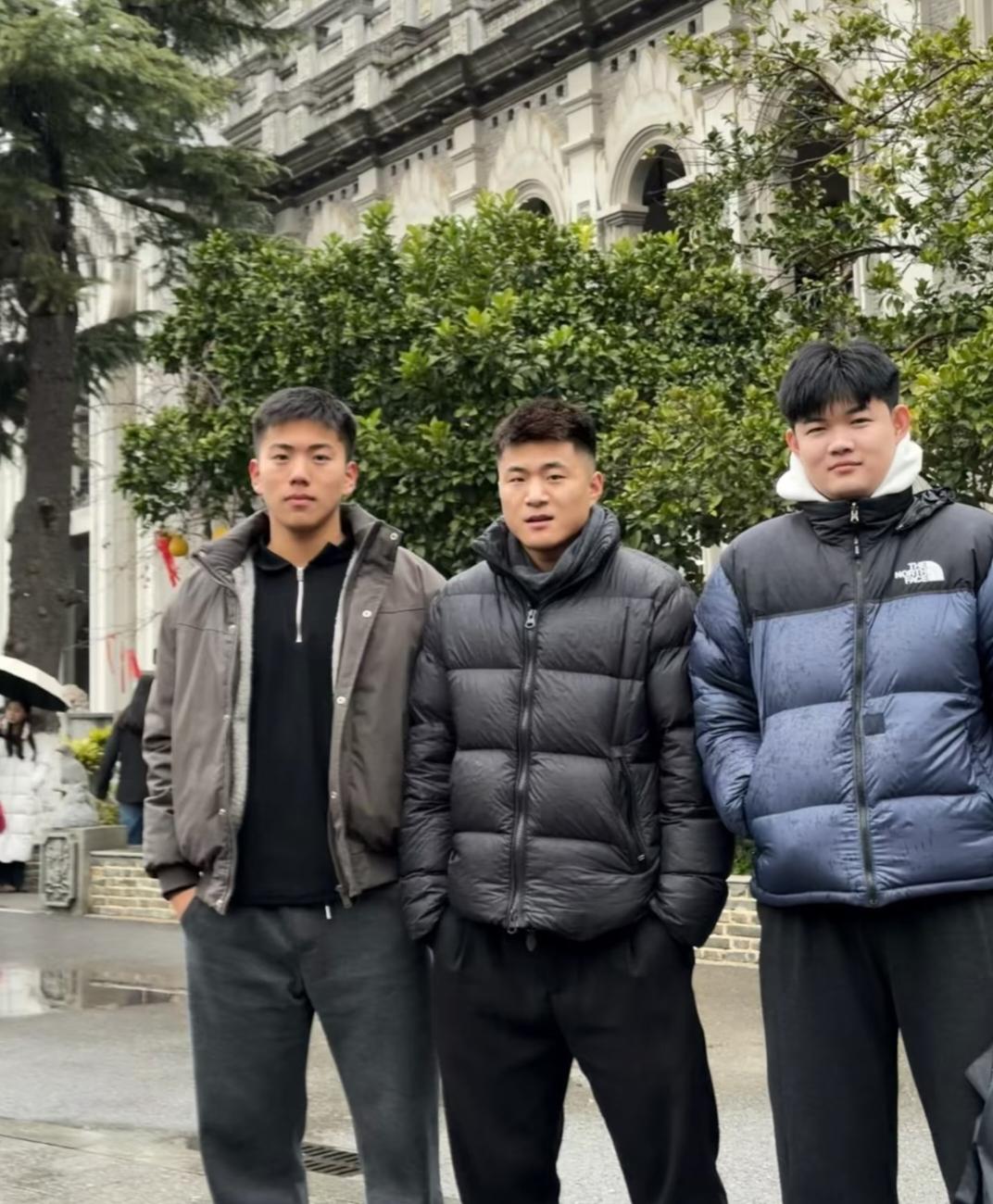 父母去世的早，哥三一起出去打工，大哥做生意前几年风生水起，哥三有钱后先给老二买房