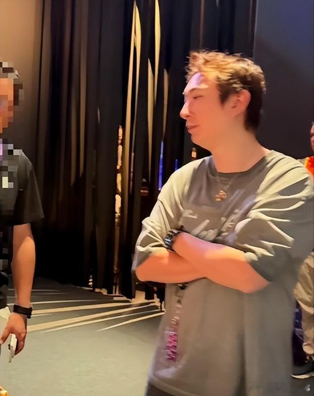 王思聪和懒懒出现在德国游戏展，头发稀疏驼背穿着随意，懒懒长相普通​​​