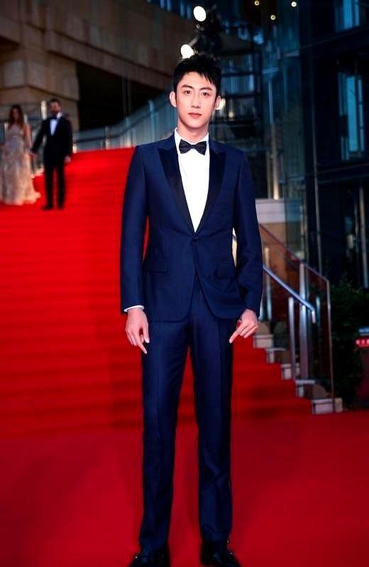 黄景瑜这是来真的！为演好快递小哥，直接瘦了10斤。起因是他在新剧《赢风》里要