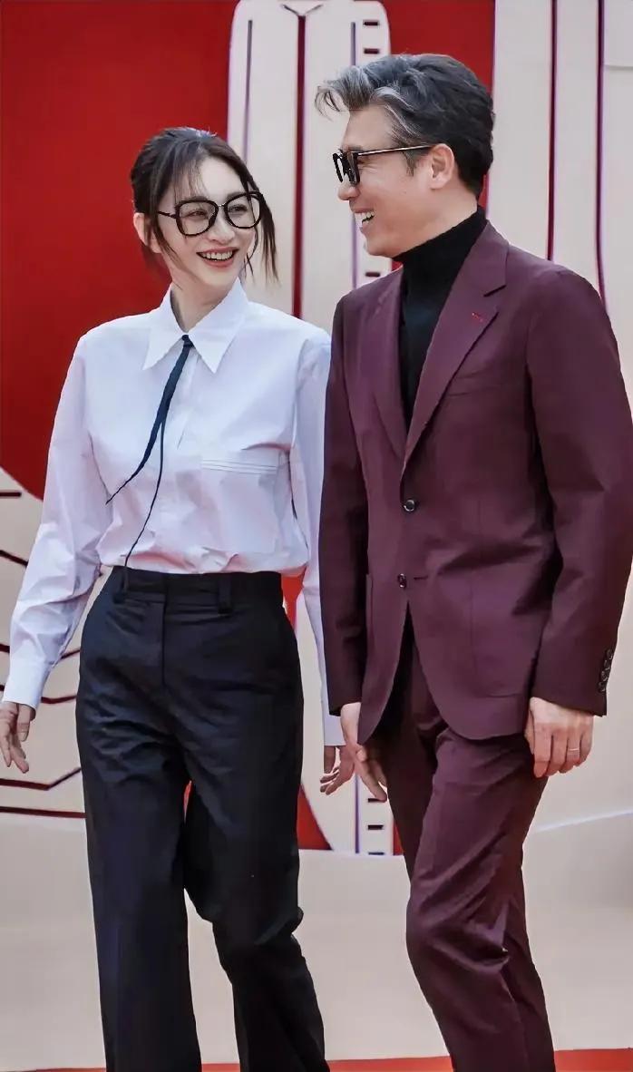 李小冉对徐佳宁肯定是爱情了。因为，有句话说，情人眼里出西施。你看，徐佳宁的颜