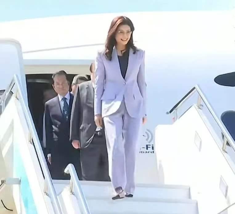 郑丽文抵达上海，二十年首次，有个细节，不知道什么原因。今天的上海，阳光格外显