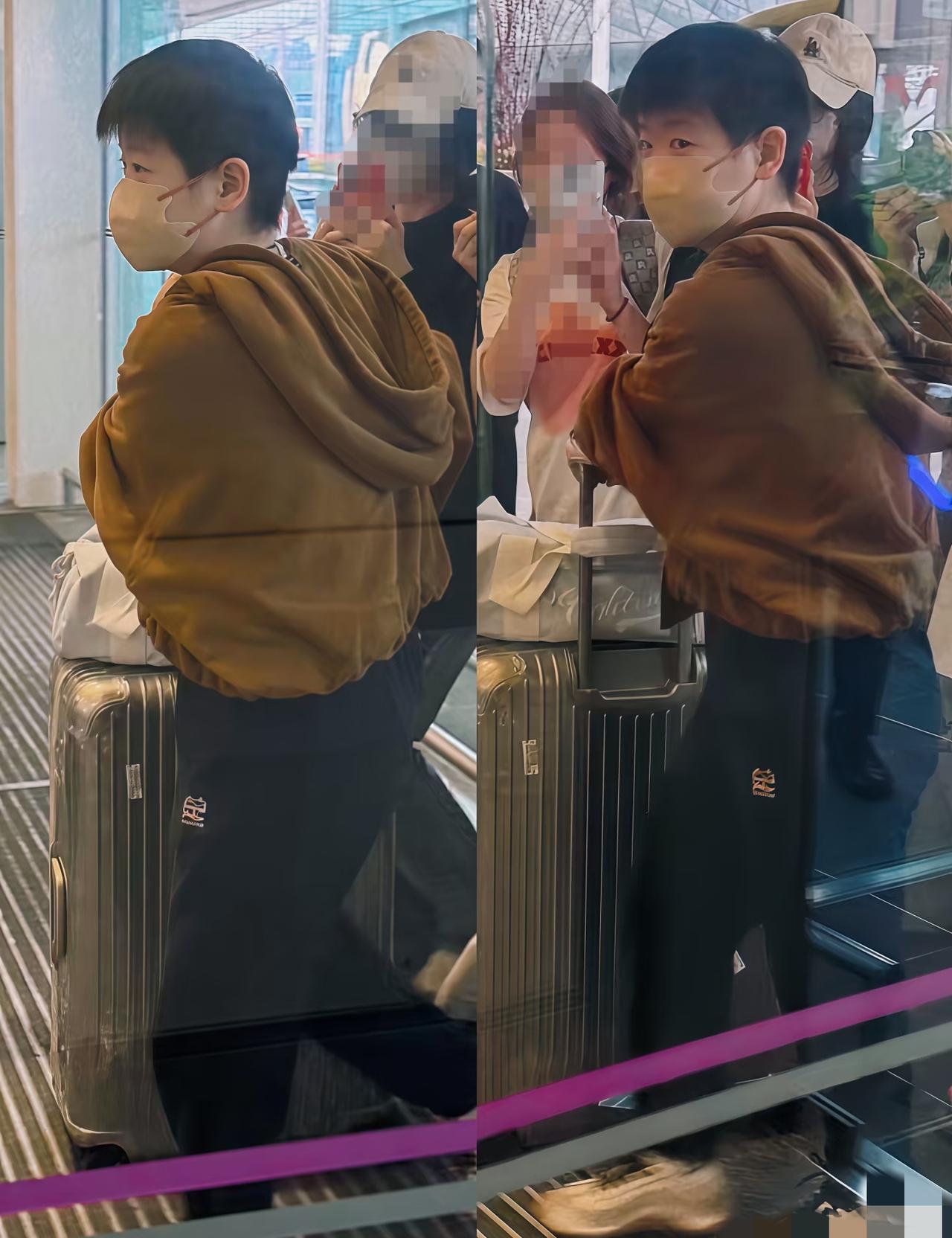 在机场看到莎莎，衣品真好。棕色上衣，同颜色鞋，穿在沙宝身上，真清爽。戴着的口