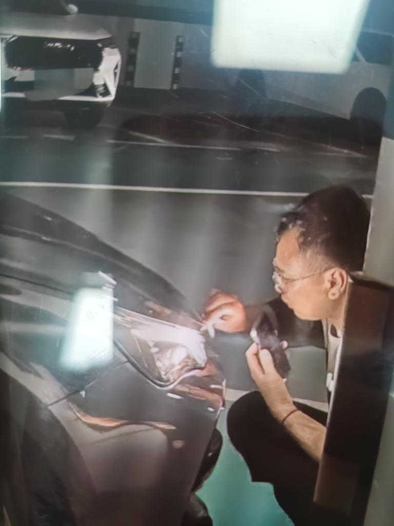 我一哥们买了车一个星期，现在天天都在研究他的新车，也不知道他到底在研究个啥。有