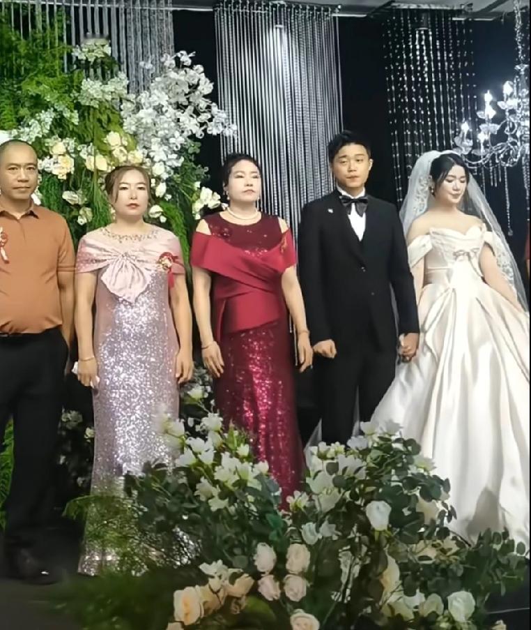 再婚家庭最怕的来了！新郎结婚，双方父母上台送祝福，新郎这边有点特殊。看看新郎