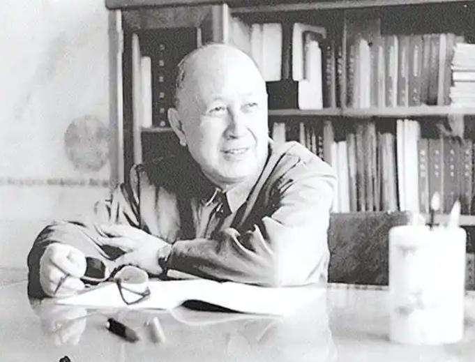 1964年，有个下乡青年翻看钱学森的学术文章，察觉公式推算有问题，便给钱学森寄了