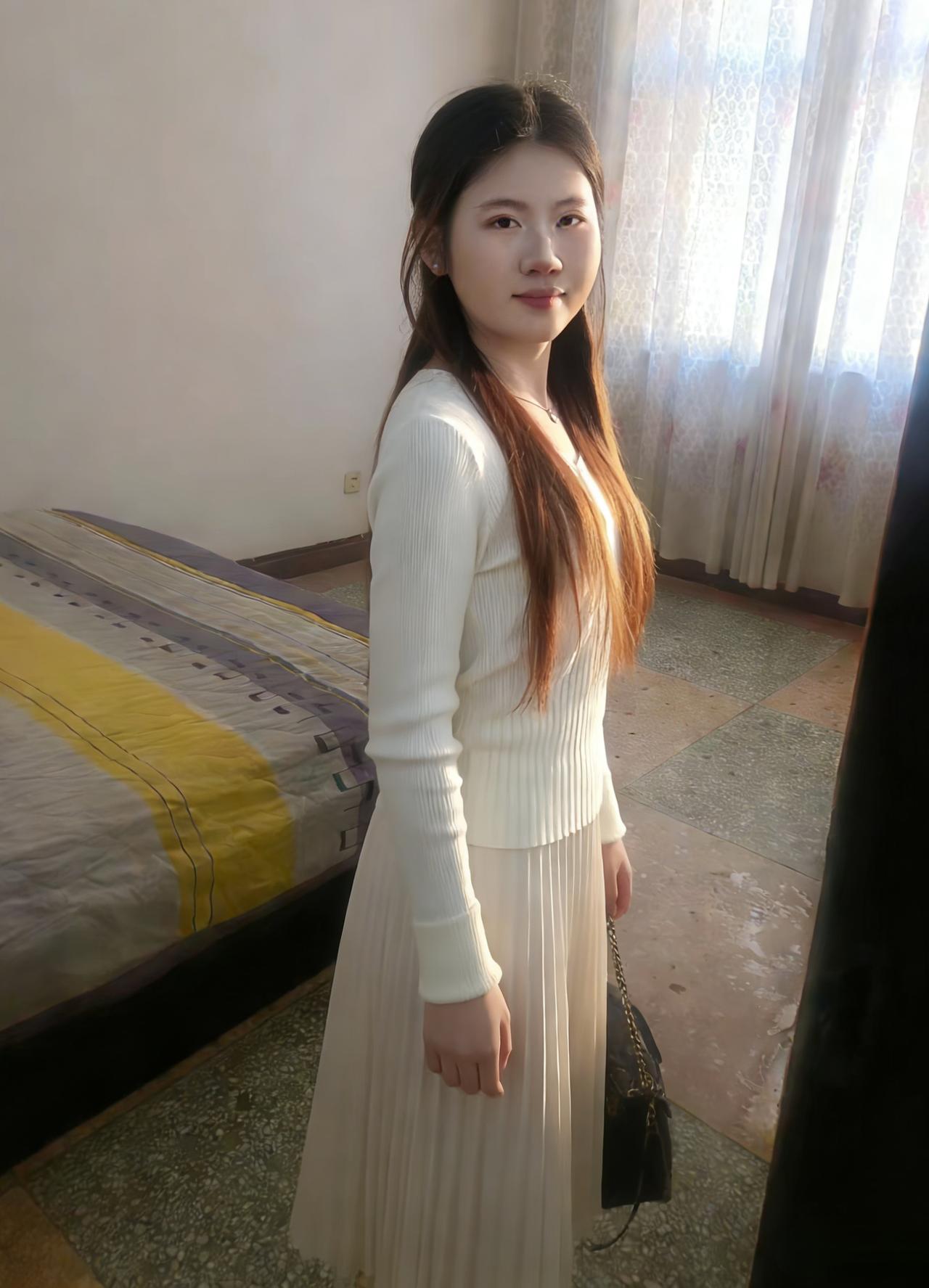 素衣临卧屏，晴光满室清。锦榻无人卧，春风自在行。