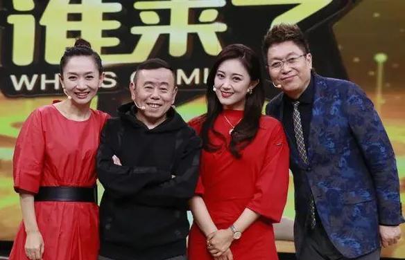 画面中一袭红裙，长发垂肩的王小玮真是艳如春霞；一身红裙，喜容绽放的王芳亦是荷骨兰