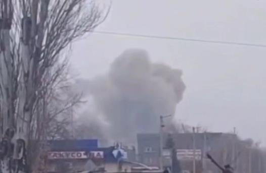 乌军部分残部躲进米尔诺格勒一座建筑物内，被俄军用FAB3000招呼。俄