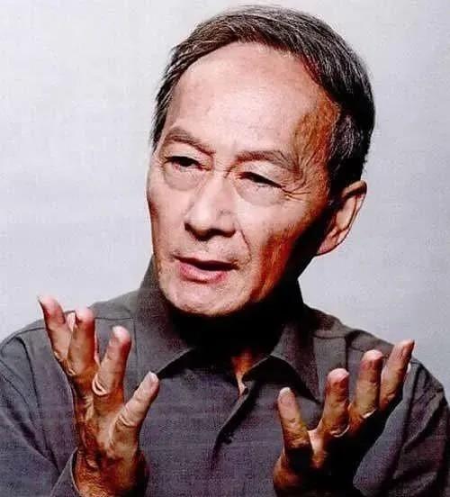 1982年的酒会上，配音界的“扛把子”童自荣，主动找李连杰握手，没想到李连杰看了