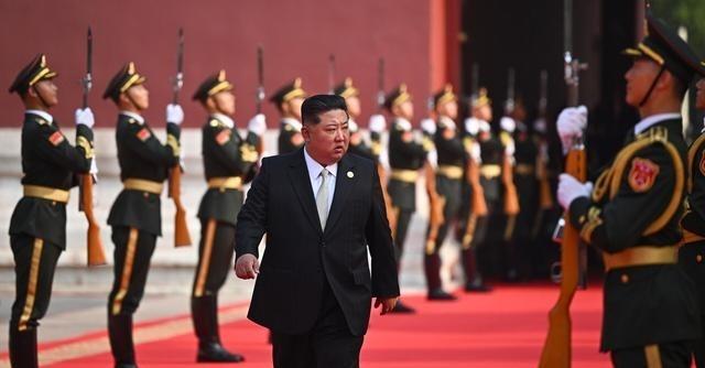 9.3阅兵结束后，韩国议长找到机会，请普京帮忙给金将军带了2句话！9月3日那